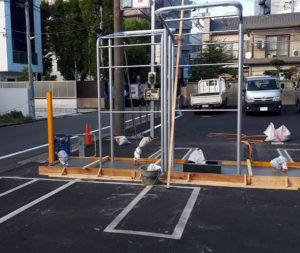 ゲート式駐車場工事中。