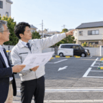 夜間の駐車場を車室と通路まで照らす照明